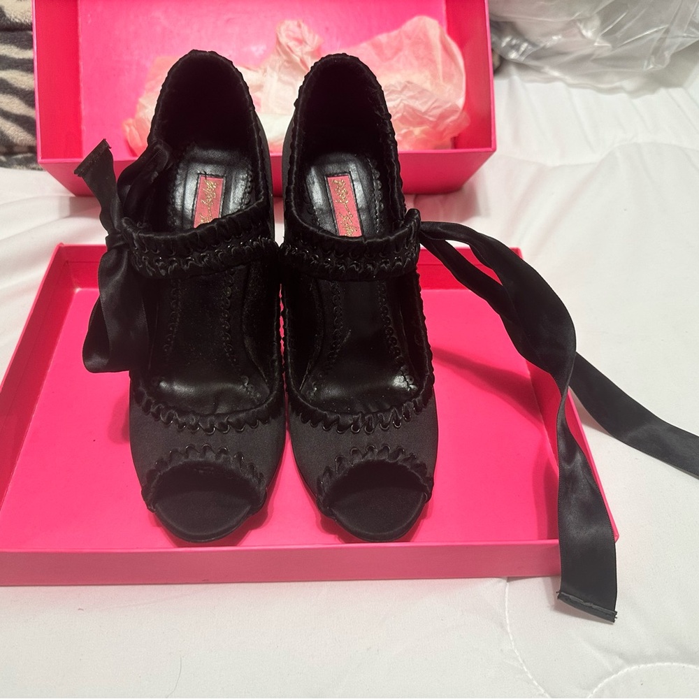 Held for jm336 - Elegant Betsy Johnson Black Satin Women's Heels - sz 7.5 - Picture 2 of 15